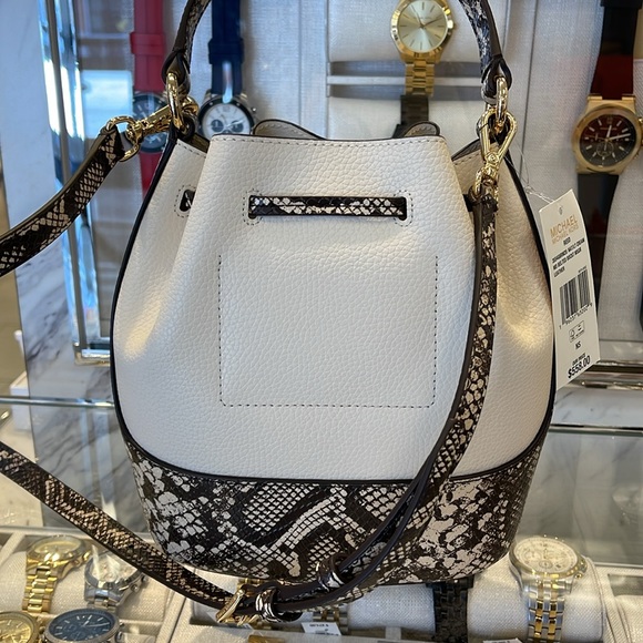 MICHAEL KORS 
Reed Md Pebbled Leather Belted Bucket Messenger Satchel Crossbody - Picture 6 of 16